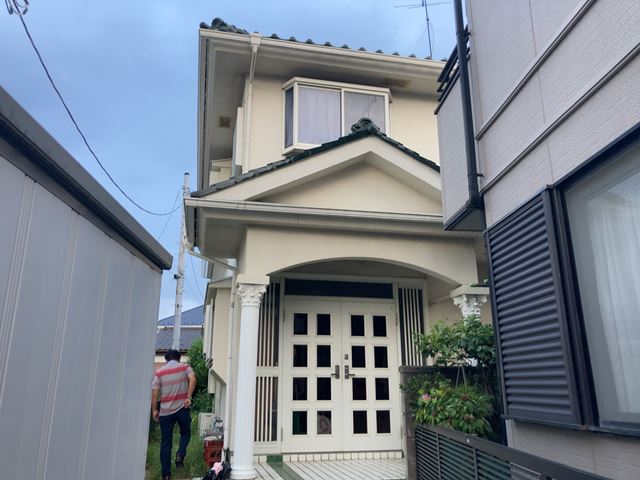 神奈川県横浜市神奈川区三ツ沢南町の木造2階建て家屋解体工事前の様子です。